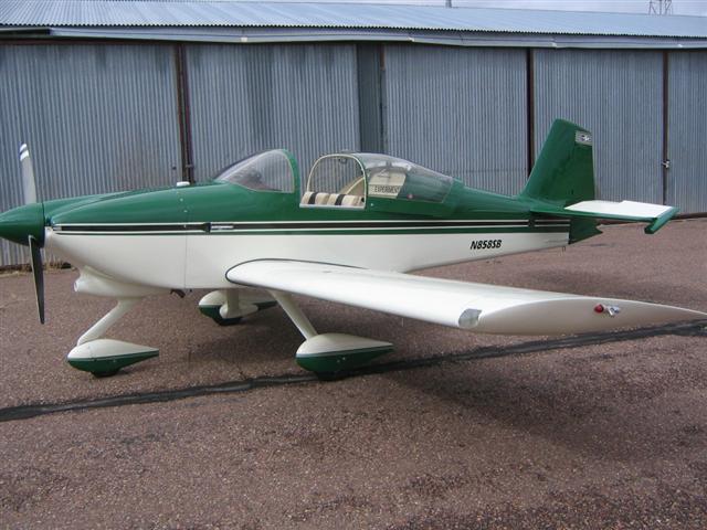 plane%20at%20hanger%20002%20(Small).jpg