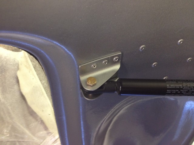 gas-strut-bracket.JPG