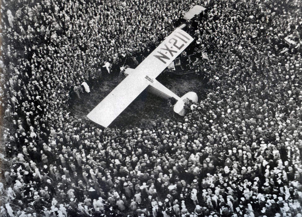 Charles_Lindbergh_Lands_in_France.jpg