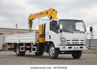 white-isuzu-flatbed-truck-yellow-260nw-497393428.jpg